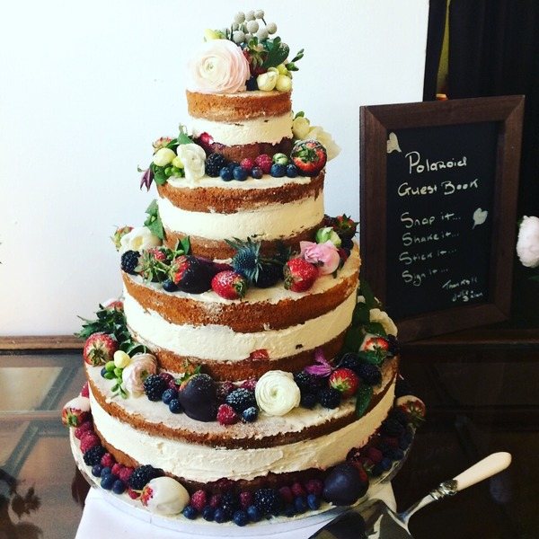 многоярусный торт с ягодами