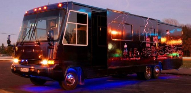 Модель Пати: клубный автобус