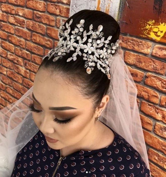 Модные свадебные диадемы 2022 фото роскошных вариантов