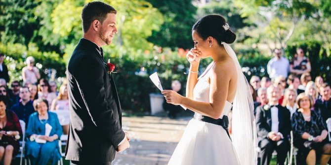 Молодожены произносят клятвы
