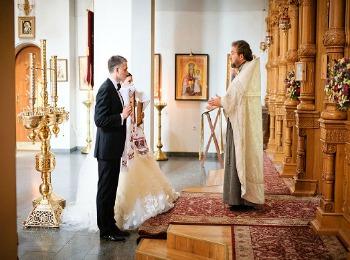 Молодожены у царских ворот храма