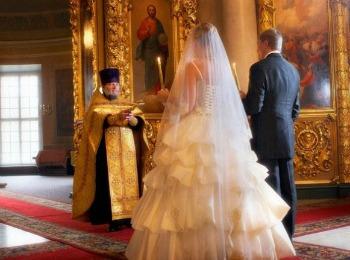 Молодожёны в притворе храма получают благословение