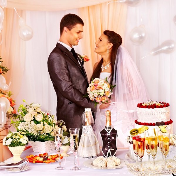 молодожены за свадебным столом