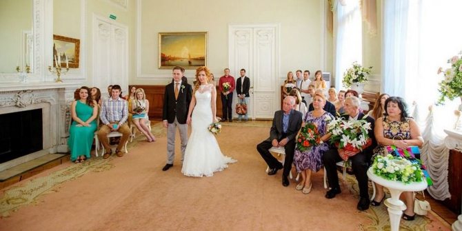 Молодожены заходят в зал под звуки Мендельсона