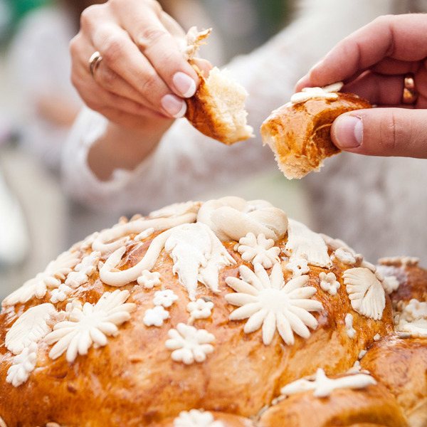 молодые ломают свадебный каравай