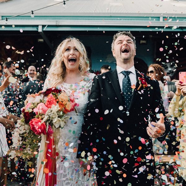 молодые на выходе из ЗАГСа