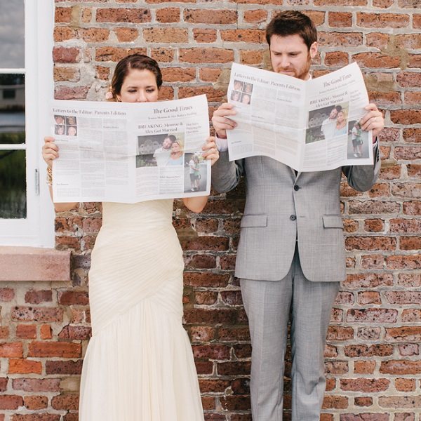 молодые с газетами на свадьбе