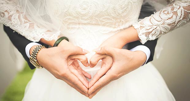 Молодые сложили руки в виде сердца