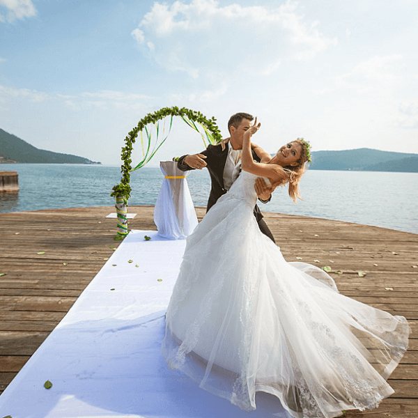 молодые танцуют на выездной свадьбе