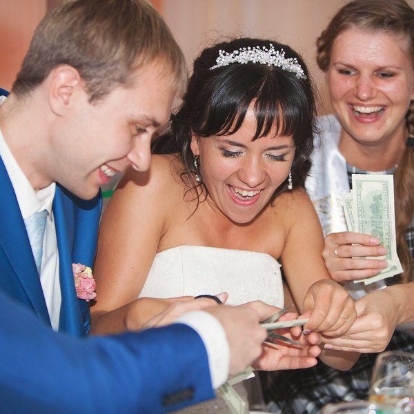 молодые участвуют в денежном конкурсе