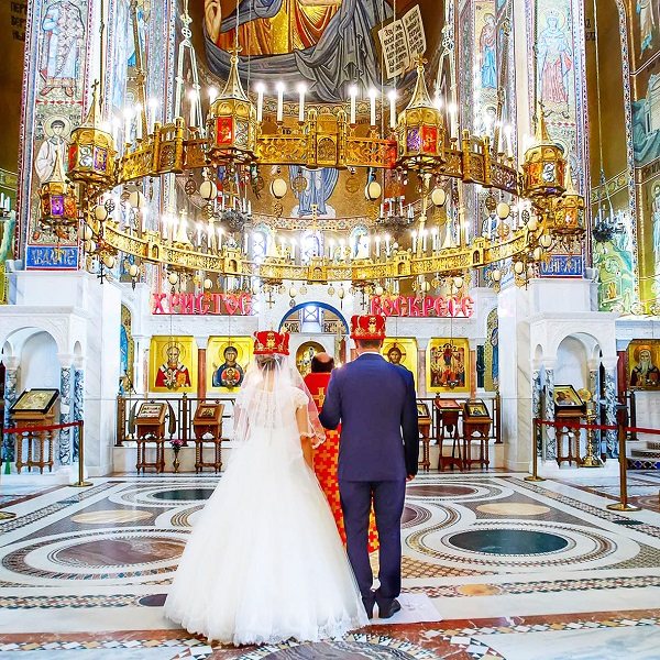 молодые в церкви