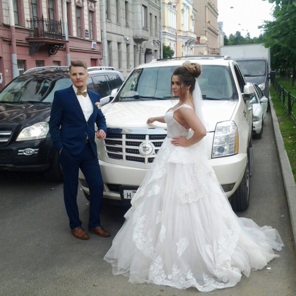 молодые возле машины