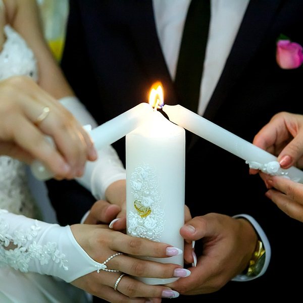 молодые зажигают свечи на свадьбе