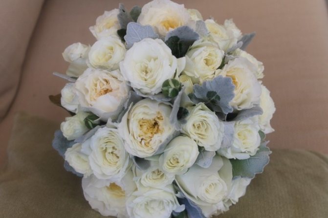 Монобукет из роз Остина, украшенный зеленью