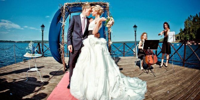 Морскую свадьбу актуально отметить на теплоходе