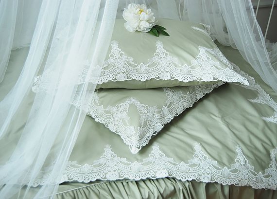 Можно ли дарить на свадьбу постельное бельё