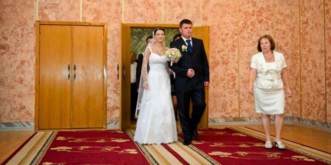 Муж и жена выходят первыми