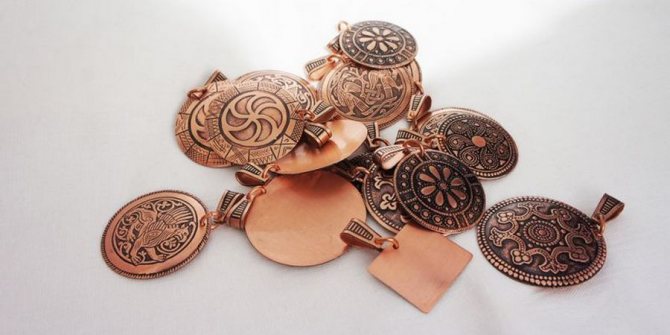 Муж жене может преподнести различные украшения