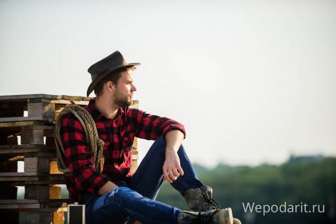мужчина в ковбойской шляпе