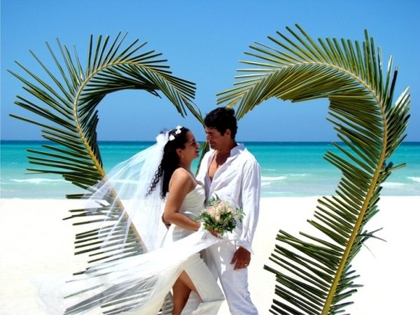 На берегу моря можно устроить эффектное торжество. Фото с сайта www.icstrvl.ru