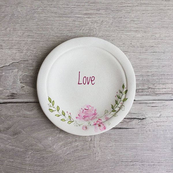 на чем подавать обручальные кольца