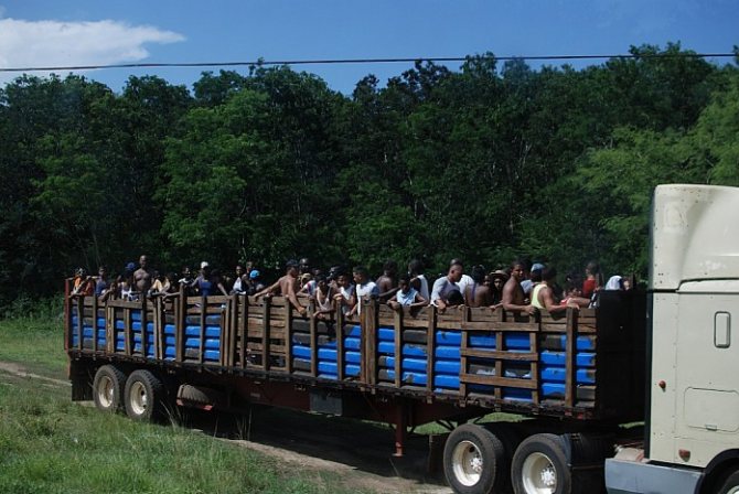 На дороге, Куба, 2013 - фото: Мария Горковская