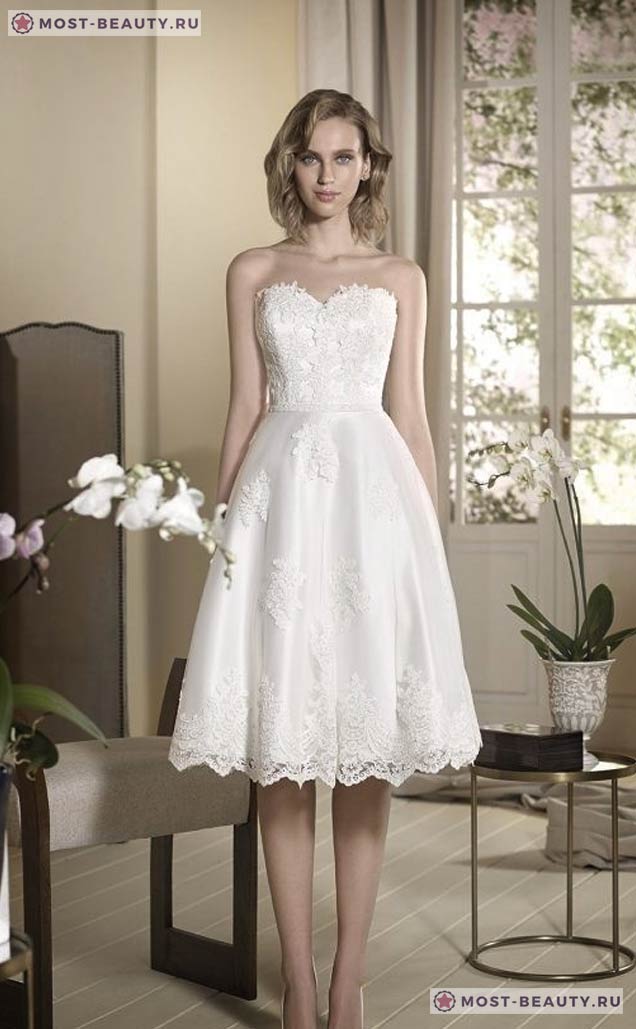 На фото: Короткое платье