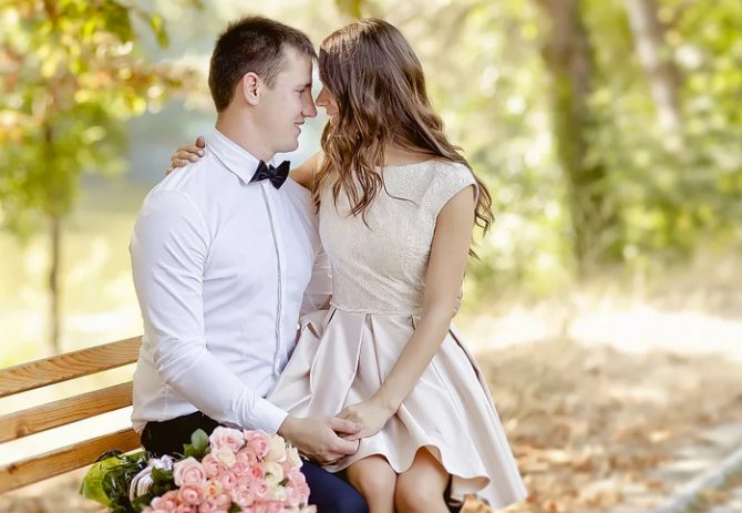 на коленях у мужа