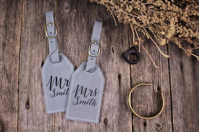 На парные багажные бирки можно нанести адрес