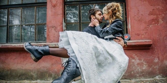 На празднование супруги надевают кожаные вещи