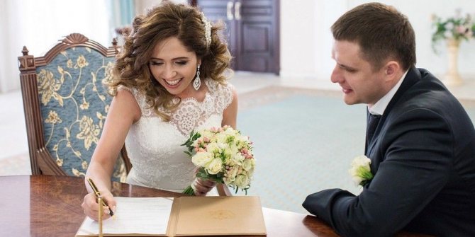 На скромную роспись приходят вдвоем