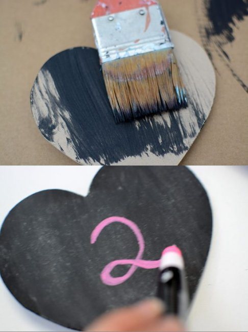 Нанесите краску для создания меловых поверхностей на сердечки