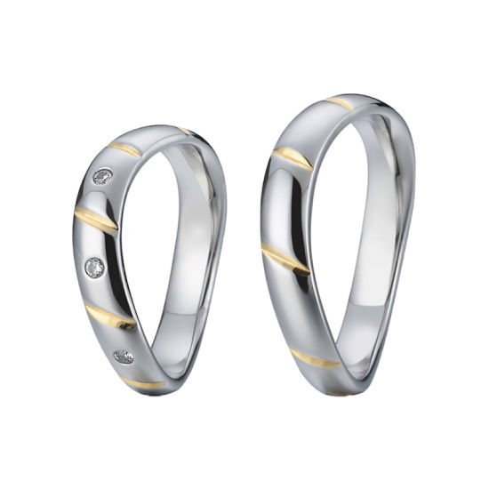 Необычное обручальное кольцо на руке и в коробочке: как выбрать для девушки, фото