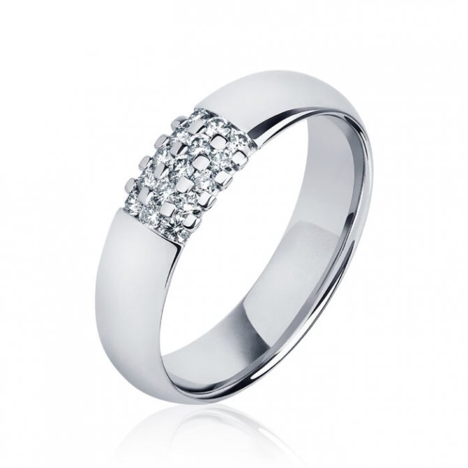 Необычное обручальное кольцо на руке и в коробочке: как выбрать для девушки, фото