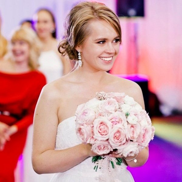 Невеста бросает свадебный букет