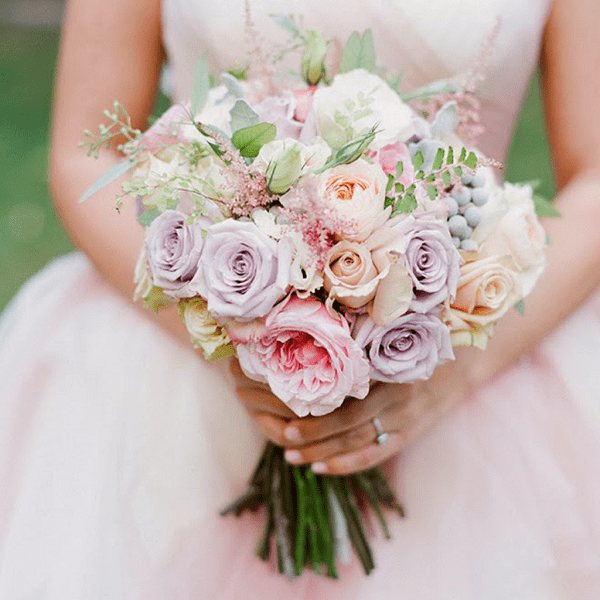 невеста держир простой недорогой букет на свадьбе