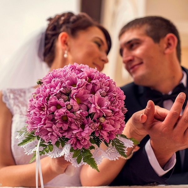 невеста держит букет хризантем