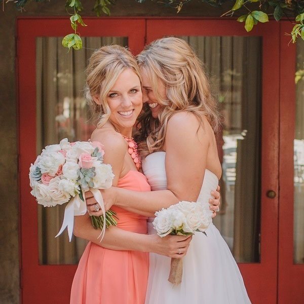 невеста и свидетельница со свадебными букетами