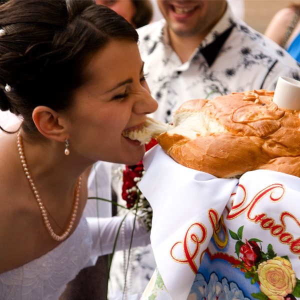невеста кусает каравай