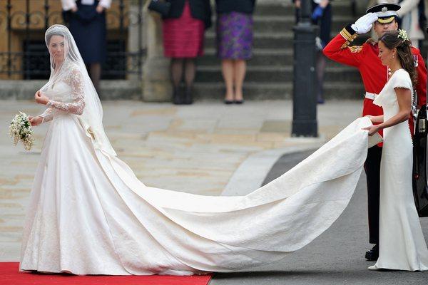 Невеста направляется к алтарю