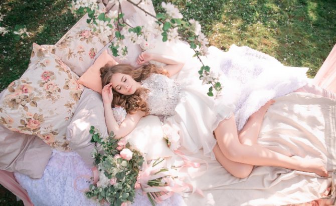 невеста отдыхает на природе