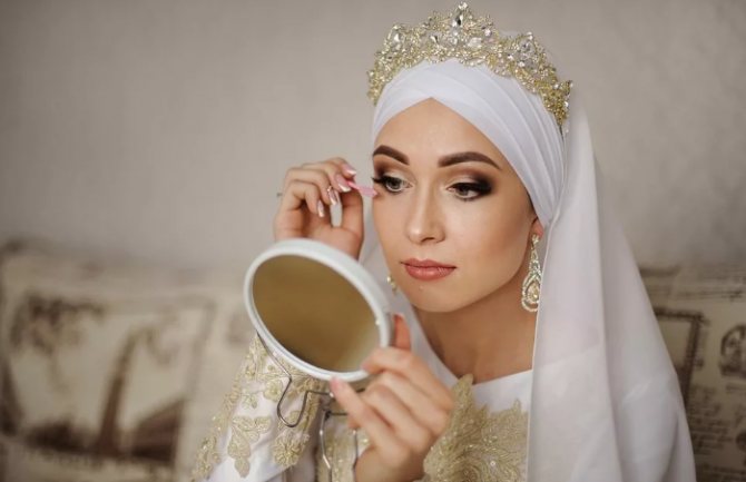 невеста перед зеркалом