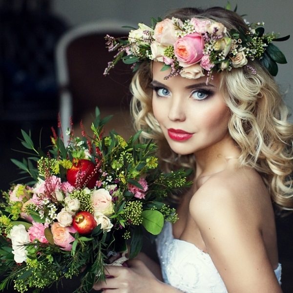 невеста с букетом цветов и венком