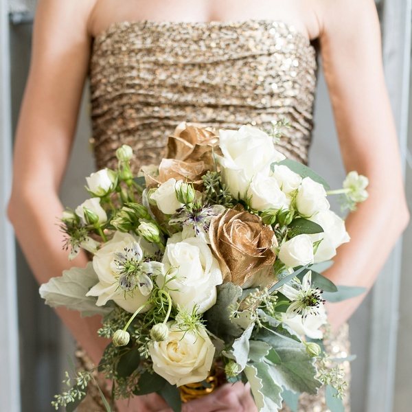 невеста с букетом в золотом цвете