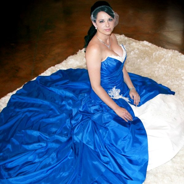 Невеста в бело-синем свадебном платье