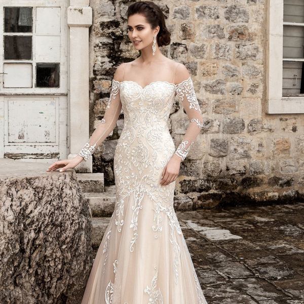 Невеста в кремовом свадебном платье рыбка