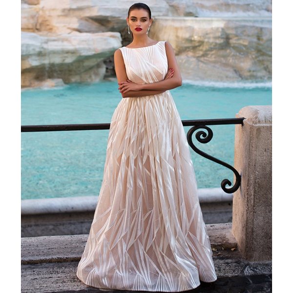 Невеста в кремовом свадебном платье