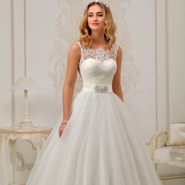 Невеста в свадебном платье с вышивкой