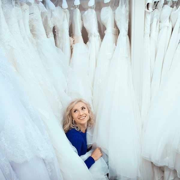 невеста выбирает платье на свадьбу