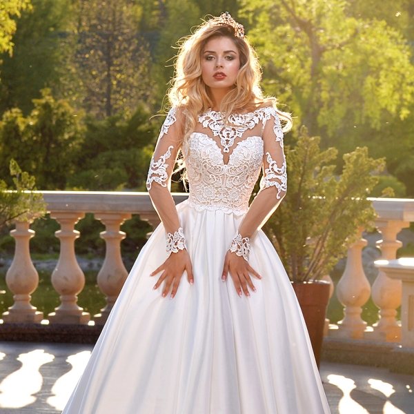 Незамужняя девушка в свадебном платье